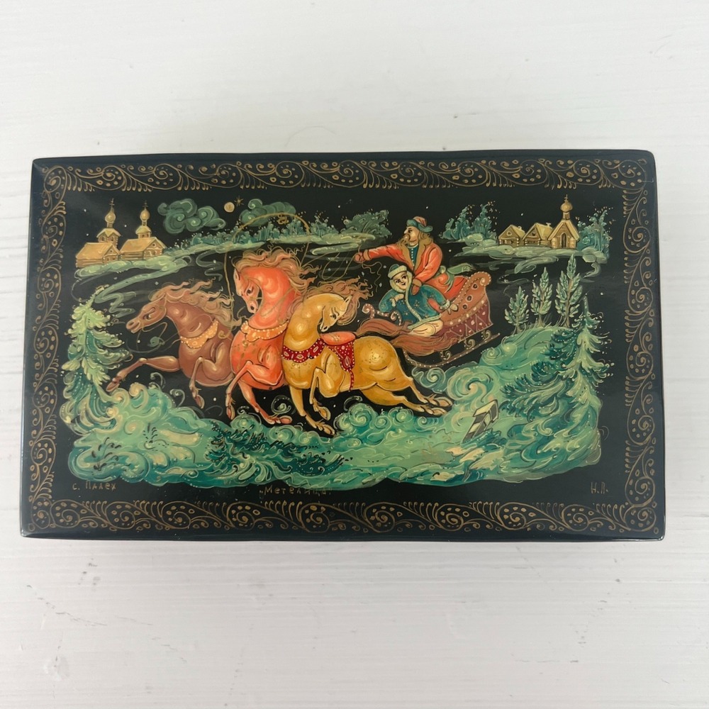 Palekh Russian Hand Painted Lacquer Box Troika‎ Three Horse Artist Signed Footed